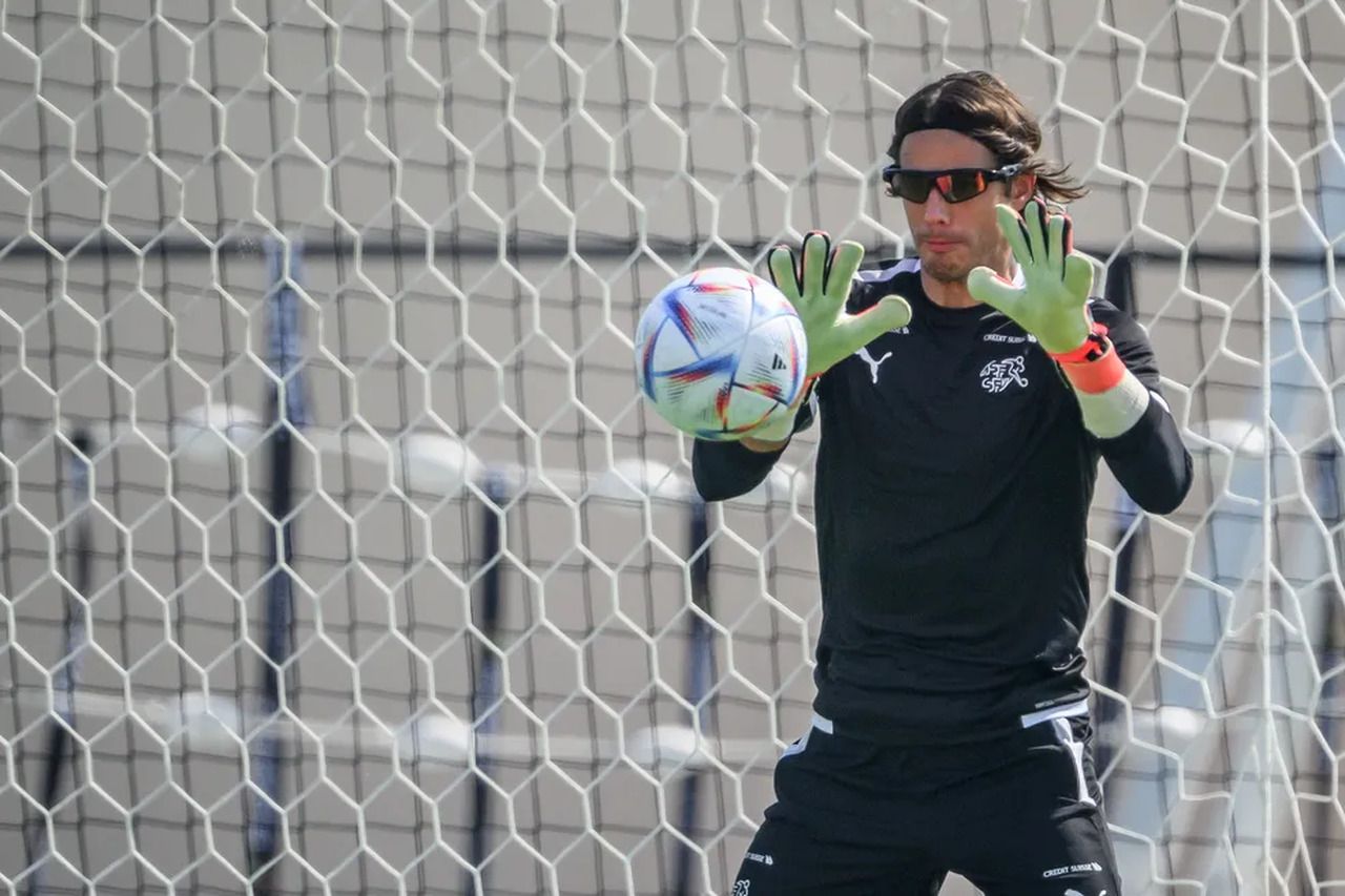 Goleiros da Suíça, adversária do Brasil na Copa, treinam de óculos escuros; entenda por quê