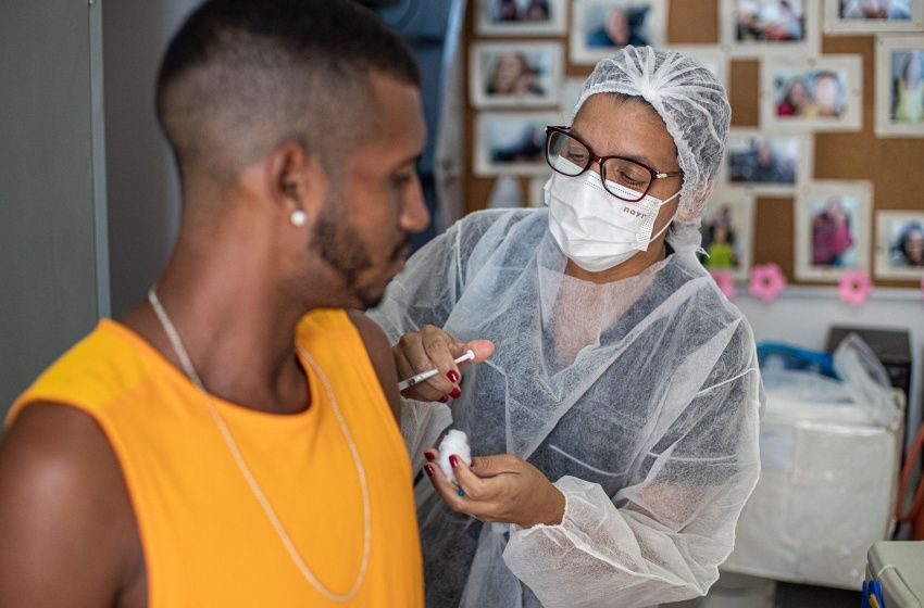 Maceió começa a aplicar 4ª dose da vacina contra Covid-19