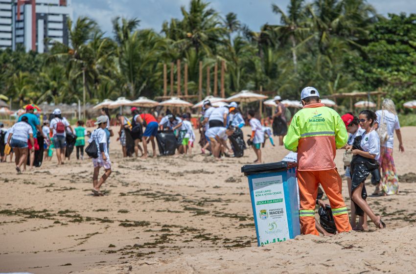 Praias de Guaxuma e Ipioca recebem ação de limpeza