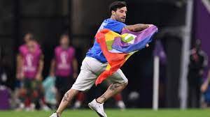 Espectador invade campo de Portugal x Uruguai com bandeira LGBTQIAP+