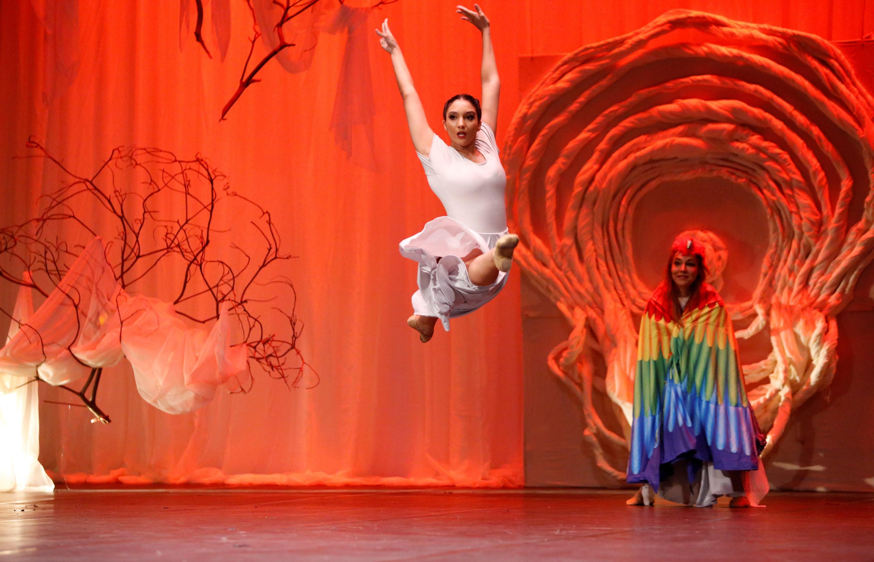 Maria Emília Clark apresenta espetáculos no Teatro Deodoro