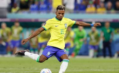Brasil enfrenta Camarões tentando manter 100%