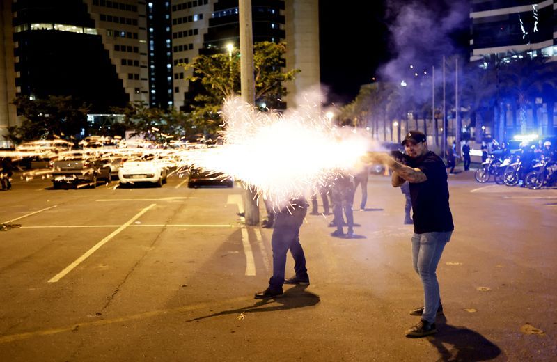 Bolsonaristas tentam invadir sede da PF em Brasília