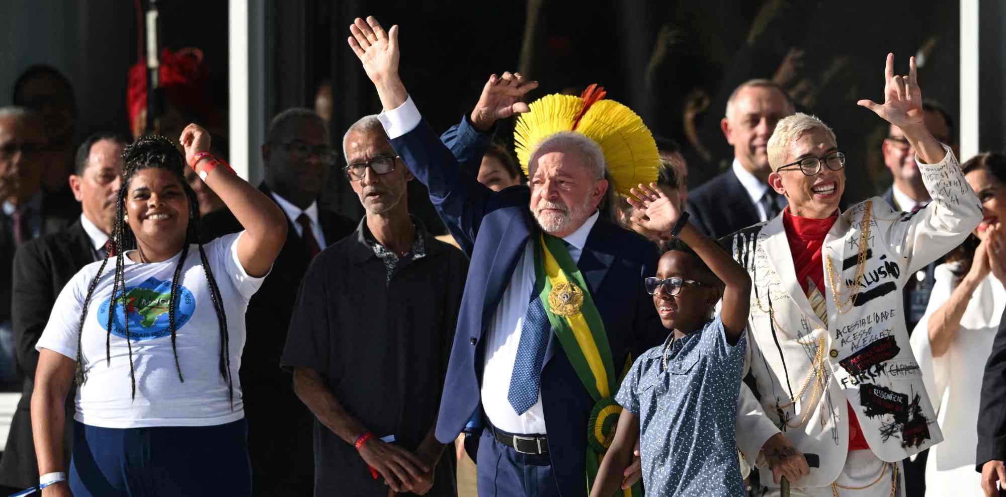 Lula recebe faixa do "povo brasileiro"