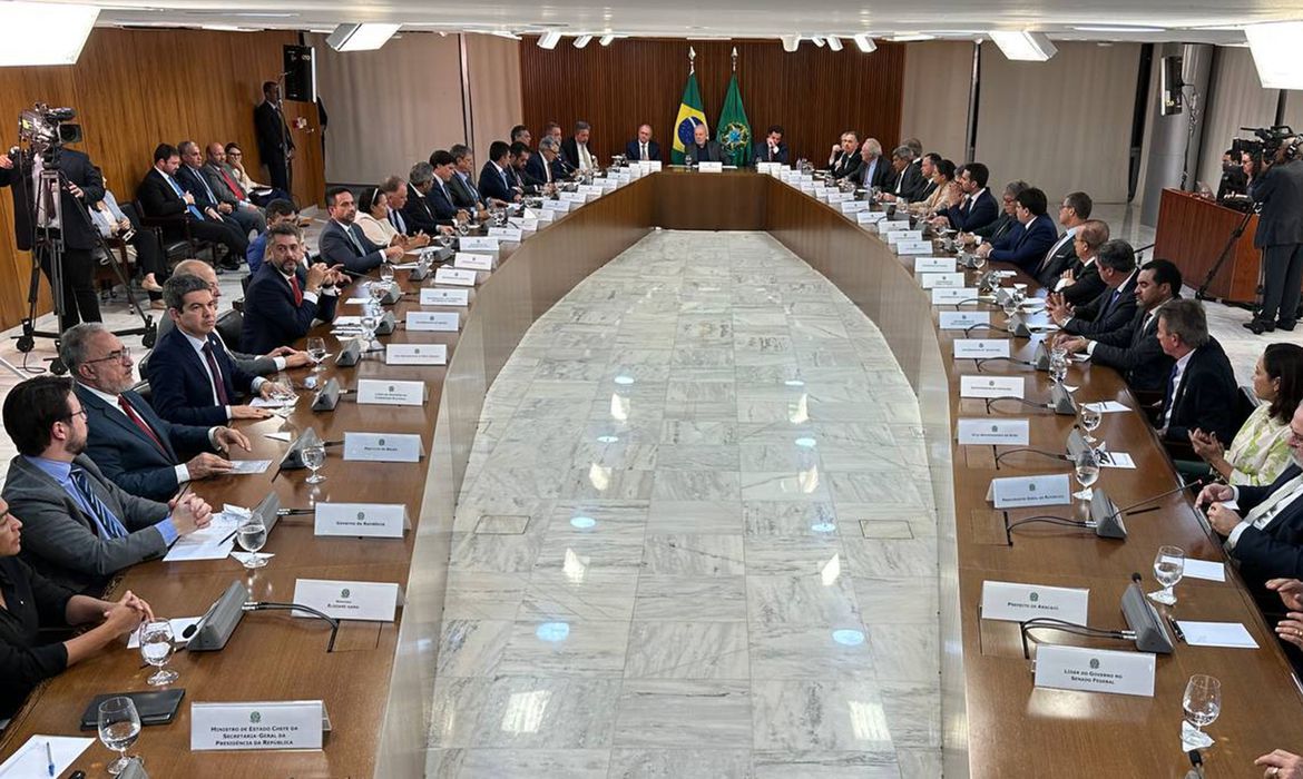 Em reunião com Lula, governadores condenam atos