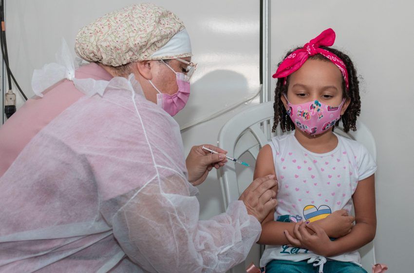 Saúde inicia aplicação de dose de reforço contra a Covid-19