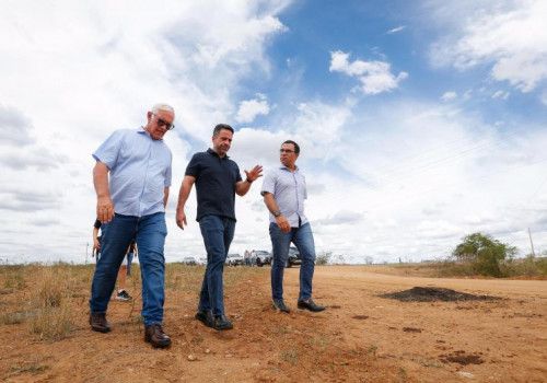 Paulo Dantas visita terreno onde será instalada nova fábrica