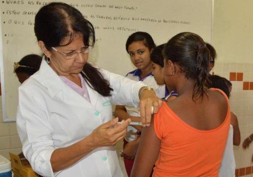 Vacina contra o HPV passa a ser aplicada na mesma faixa etária
