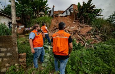 Defesa Civil orienta moradores das áreas de risco