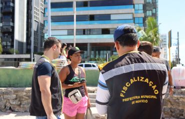 Convívio Social orienta ambulantes da orla de Maceió