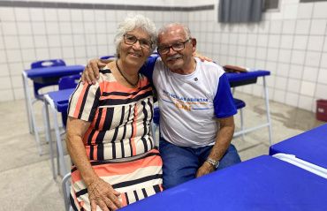Com 80 e 81 anos, casal volta a estudar após mais de 60 anos fora da sala de aula