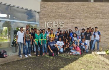 Visita a laboratório desperta em estudantes interesse pela ciência
