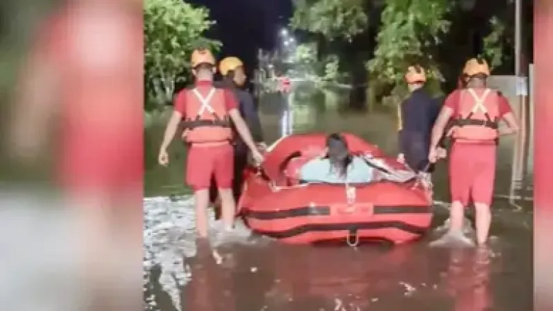 Chuva provoca desalojamentos e inundações em Peruíbe, litoral de SP