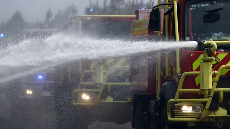França detém mais de 400 pessoas por suspeita de ligação a incêndios