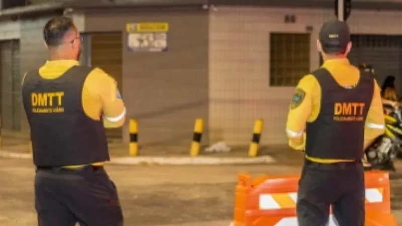 Educadores de trânsito conscientizam público do Verão Massayó com óculos simuladores de embriaguez