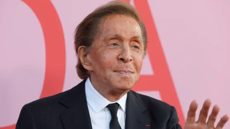 Estilista italiano Valentino, ícone da moda, morre aos 93 anos