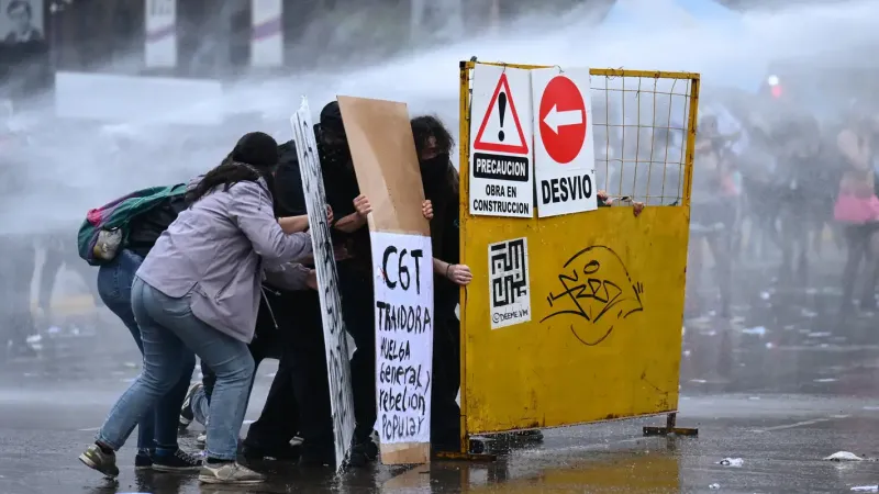 Manifestação contra Milei termina em confrontos na Argentina