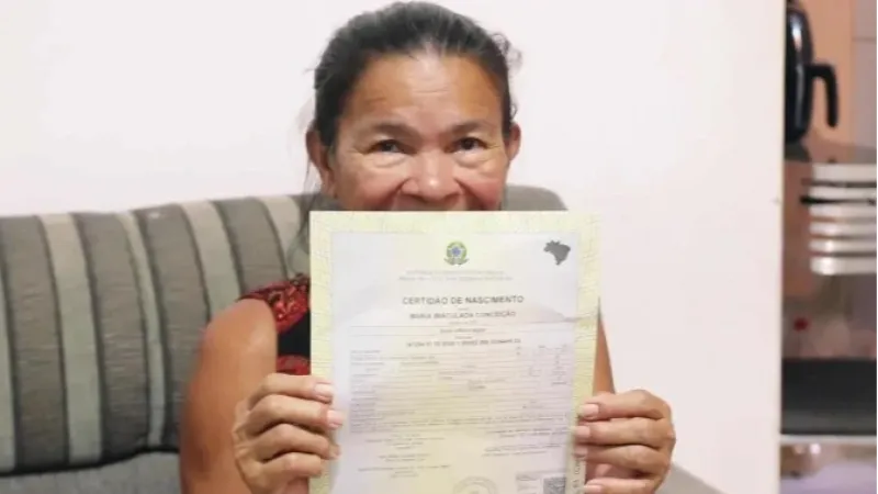 Idosa de 70 anos ganha documento de identidade pela primeira vez