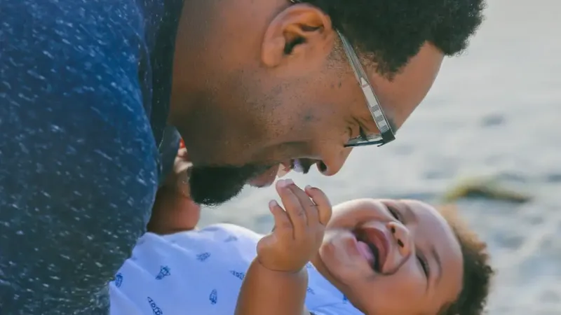 Novos prazos para licença-paternidade valem a partir de 2027; entenda