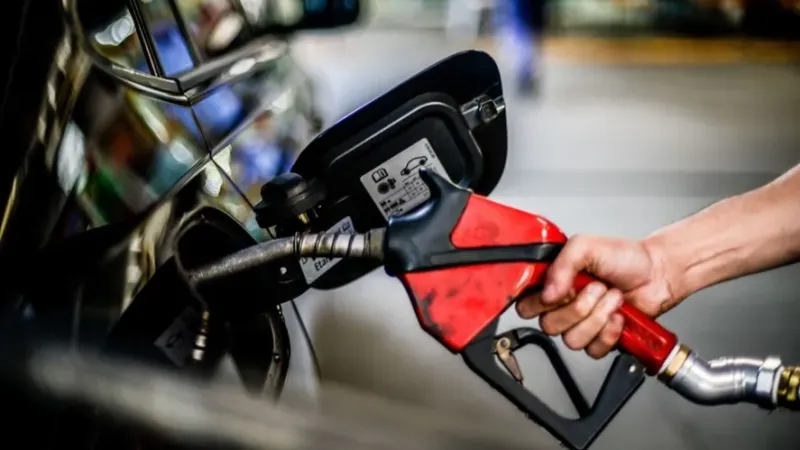 Petrobras já poderia aumentar gasolina em R$ 1,22 e diesel em R$ 2,74