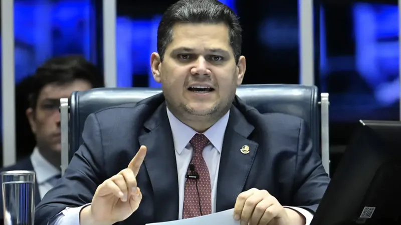 Alcolumbre anuncia sessões para discutir e votar fim da escala 6x1