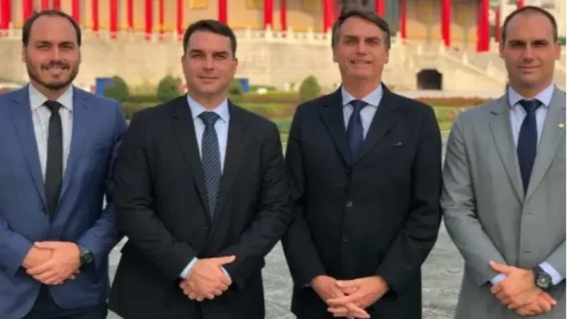 Carlos e Flávio Bolsonaro defendem que pai sofre tortura e perseguição política
