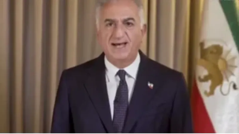 Quem é o herdeiro da antiga monarquia do Irã que deseja comandar transição de poder