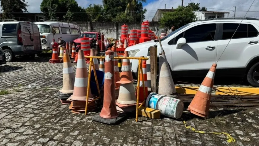 DMTT apreende cones e cavaletes utilizados indevidamente no São João