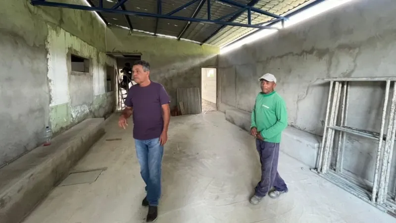 Prefeito de Branquinha acompanha reestruturação de mais uma escola na zona rural