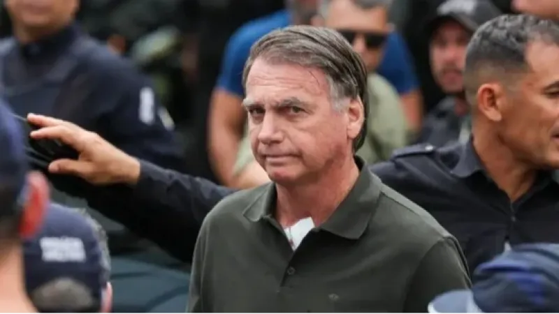 Bolsonaro tem alta da UTI e é transferido para quarto