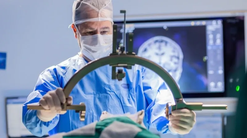 Hospital Moinhos de Vento realiza cirurgia inédita no país para tratamento de Parkinson à distância