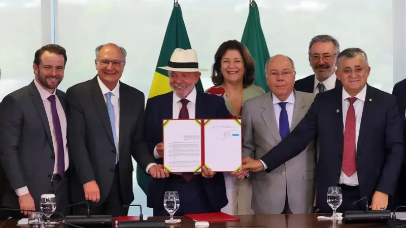 Lula assina decreto que promulga acordo UE-Mercosul