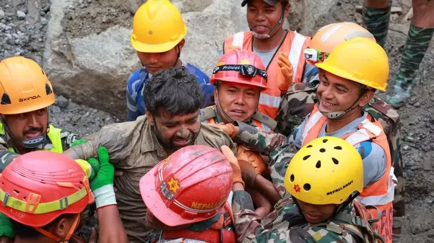 Dois trabalhadores são resgatados com vida de túnel no Nepal nove dias após avalanche
