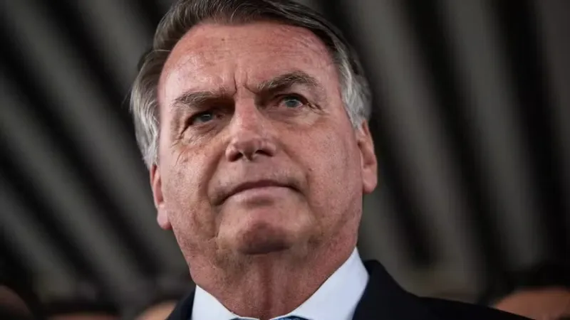 Por que Bolsonaro ainda aparece nas pesquisas eleitorais mesmo estando inelegível?