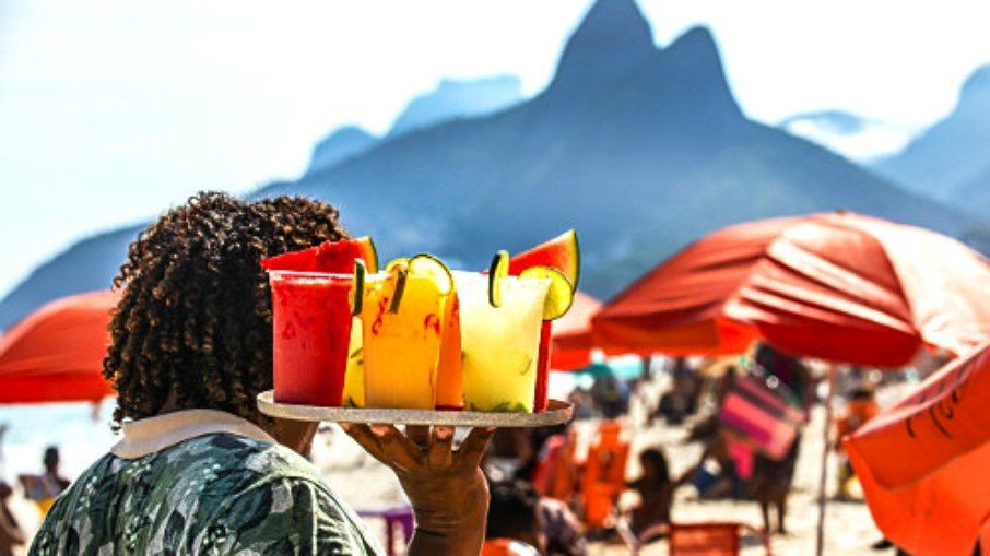 Homem é preso após vender caipirinha por R$ 2 mil a turista