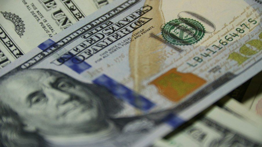 Dólar tem menor valor desde junho de 2024