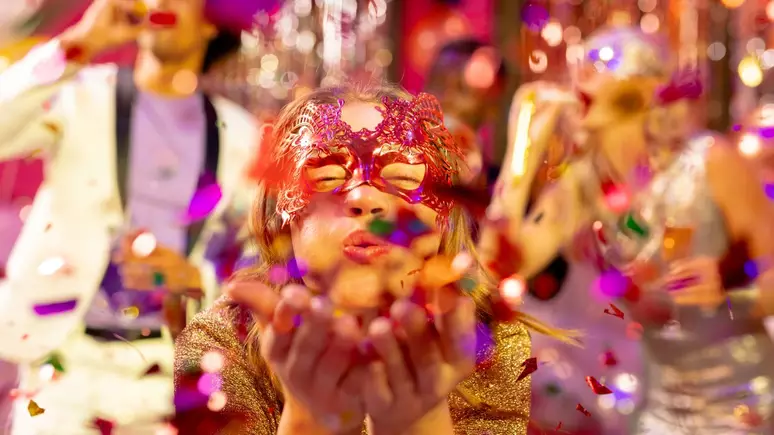 Doença do beijo: cuidados para curtir o carnaval sem riscos