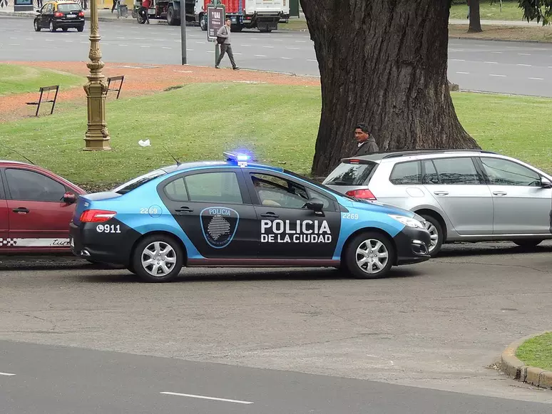 Brasileira é presa em Buenos Aires após jogar filha recém-nascida no lixo