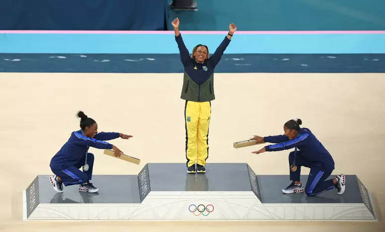 Rebeca Andrade ganha ouro no solo e se torna a maior medalhista brasileira