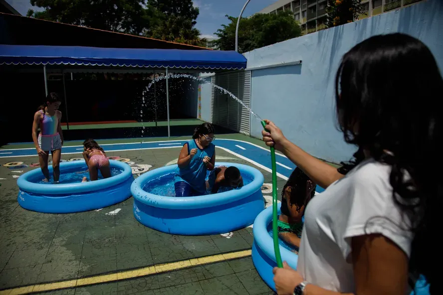 Escola cria 'recreio molhado' com banho de mangueira para amenizar o calor em Brasília