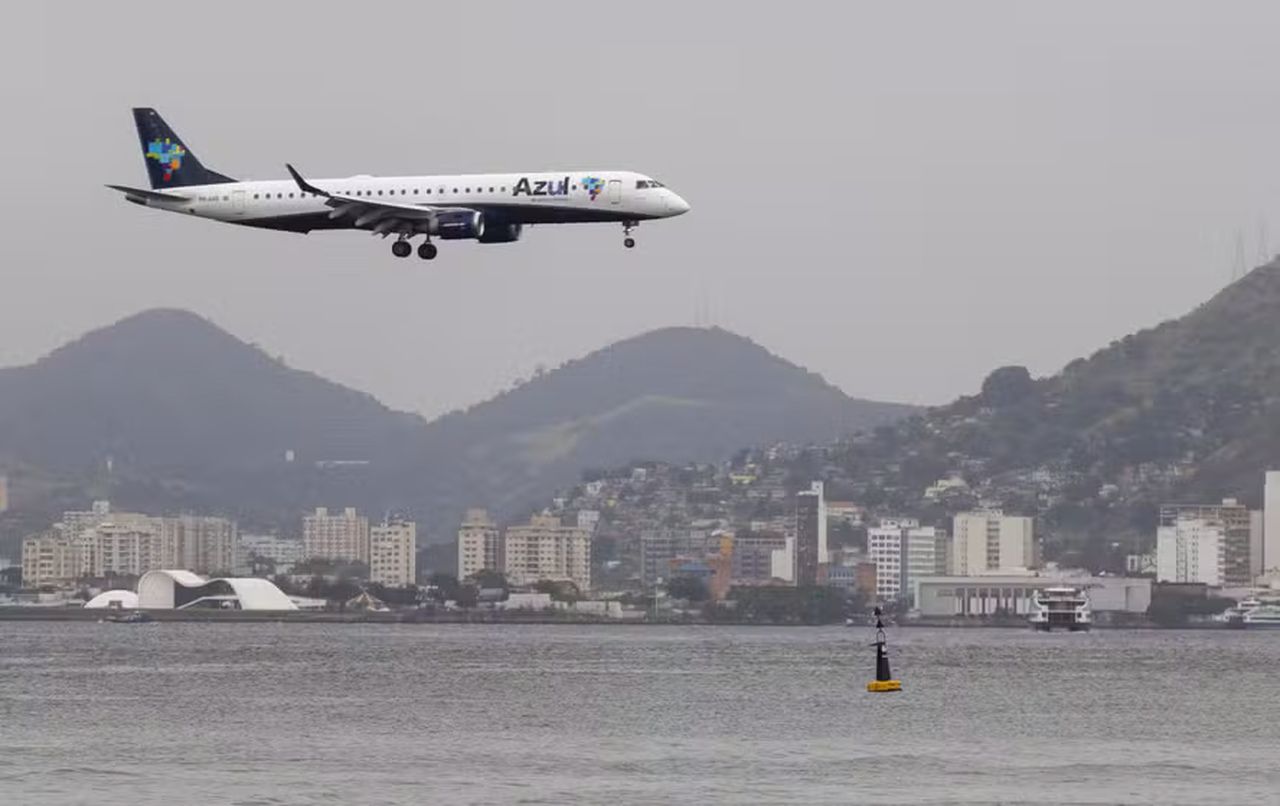 FGTS: saque-aniversário poderá ser usado na compra de passagens nacionais da Azul. Entenda
