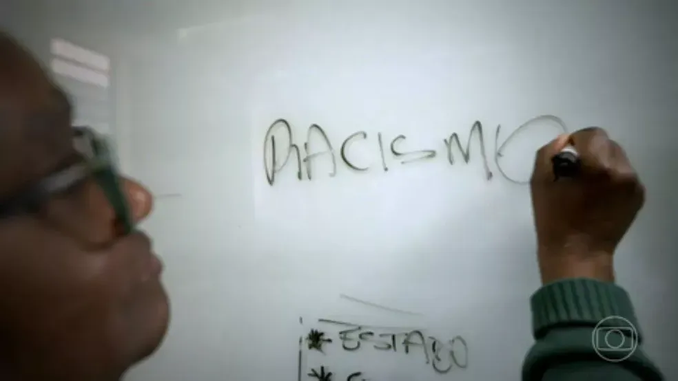 Racismo na sala de aula: Secretaria de Educação do DF afasta professora que chamou estudante de 'preto, pobre e feio'
