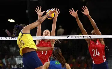 Brasil perde para os EUA e disputará bronze no vôlei feminino