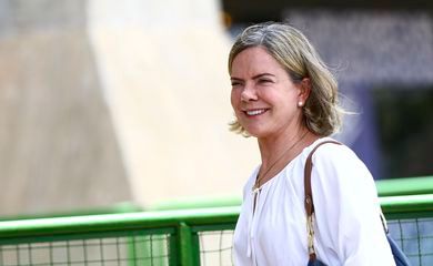 Gleisi Hoffmann deixa UTI e se recupera bem após cirurgia no coração