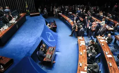 Senado aprova calendário para acelerar PEC que limita decisões do STF