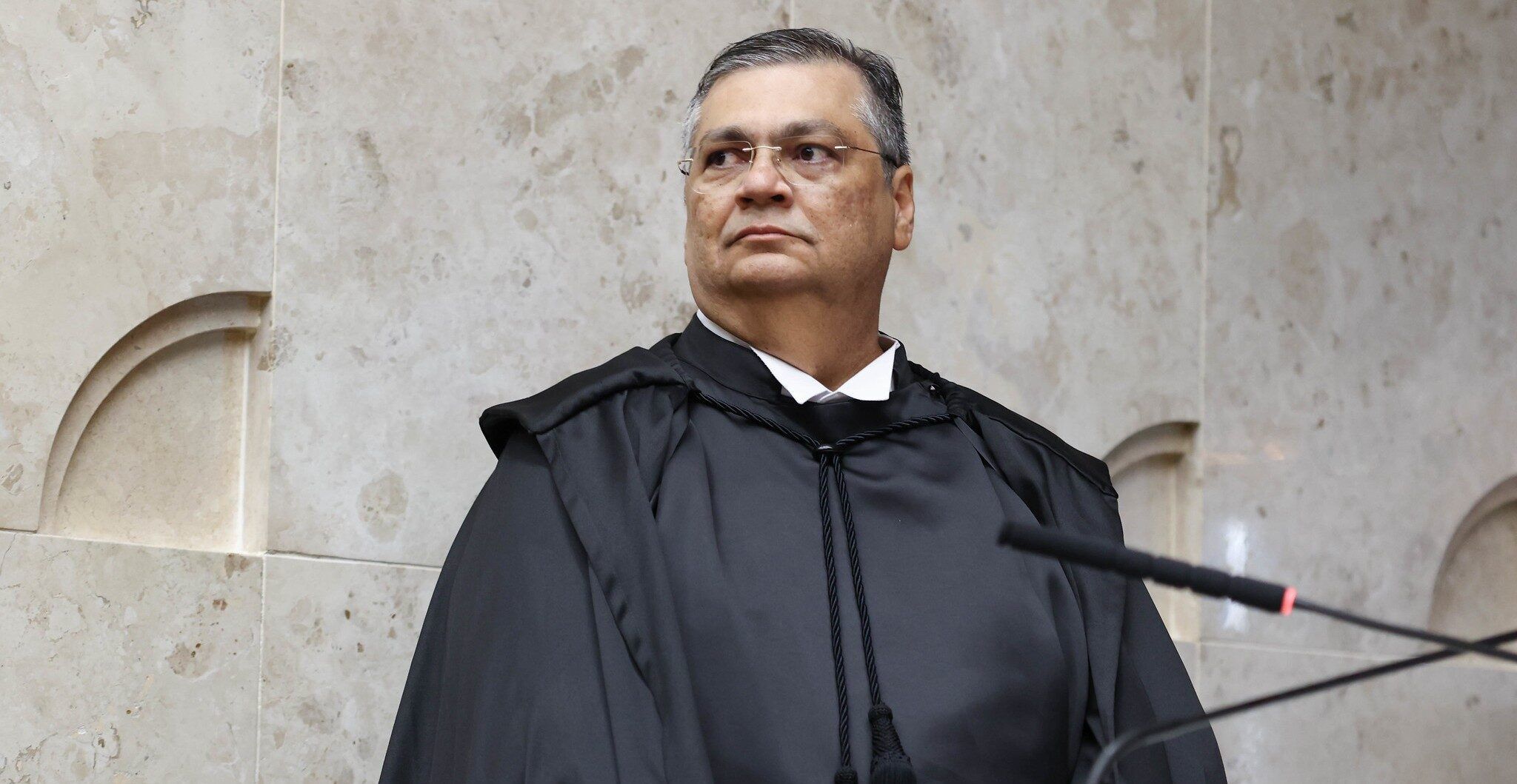 Dino estreia no STF com voto a favor de amplo alcance em ação sobre uberização