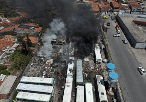 Corpo de Bombeiros combate incêndio de grandes proporções em garagem de ônibus no Trapiche da Barra