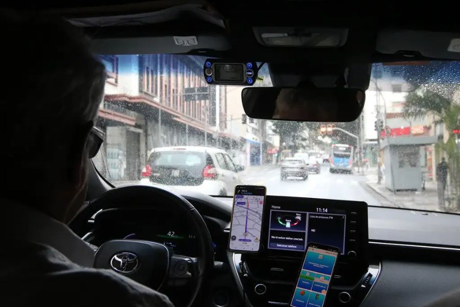 Quanto um motorista de Uber ou 99 ganha por mês e quanto paga de taxas?