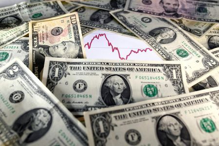 Dólar cai abaixo de R$ 5,60 com investidores analisando desistência de Biden