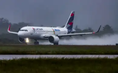 Alagamento em pista do aeroporto de Canoas não atrapalha voos